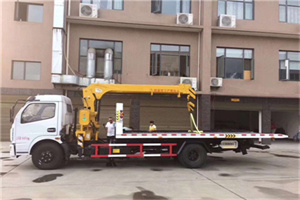 盐湖附近汽车轮胎更换